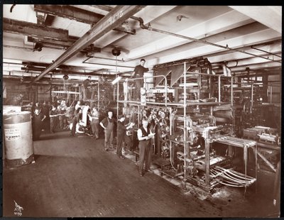 Una sala de prensa en la McCall Publishing Co., Nueva York, 1913 de Byron Company